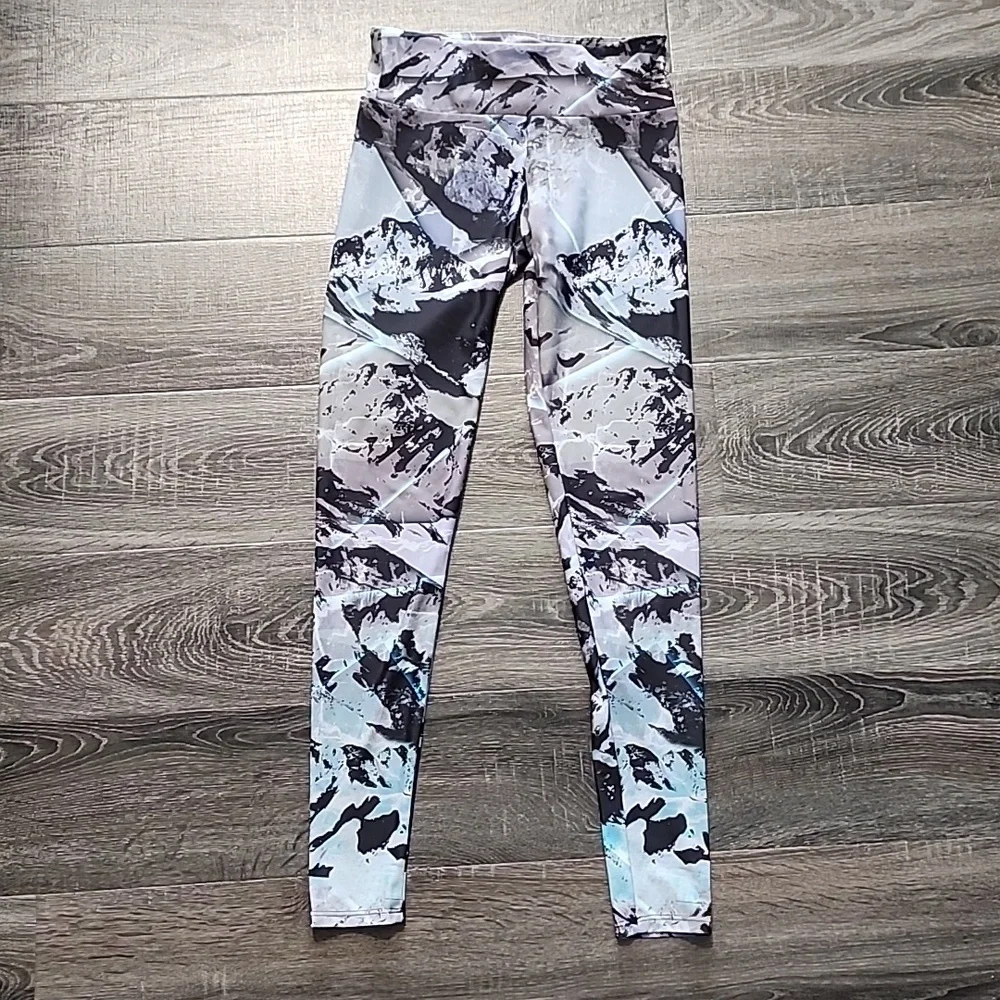 🦇 Onzie Monochrome Abstract Leggings 🦇